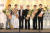 5位應屆DSA及OYSA接受集團副主席黎明楷先生的祝賀。