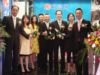 醒獅表演後，眾嘉賓高舉香檳，預祝利嘉閣生意蒸蒸日上！