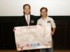 利嘉閣董事總經理廖偉強先生更將寫滿大家祝福語句的海報，送予樂施會，再轉贈予四川同胞