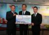 利嘉閣地產董事兼「至尊豪宅」主席張偉文（中）、營業董事林松偉（右）及營業董事周志國（左）合照